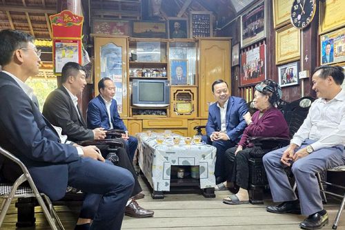 Bí thư Tỉnh ủy Trần Tiến Dũng thăm, chúc Tết các đơn vị và gia đình Cố Bí thư Tỉnh ủy Lò Văn Puốn