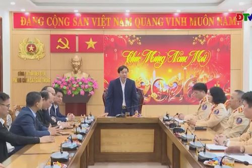 Chủ tịch UBND tỉnh Lê Văn Lương thăm, chúc Tết Bệnh viện Đa khoa tỉnh và Phòng Cảnh sát giao thông