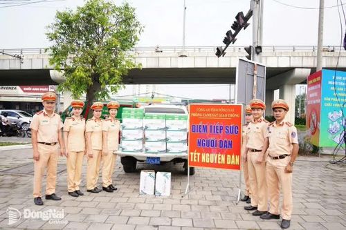 [Chùm ảnh] Cảnh sát giao thông Đồng Nai 'tiếp sức' người dân về quê dịp Tết