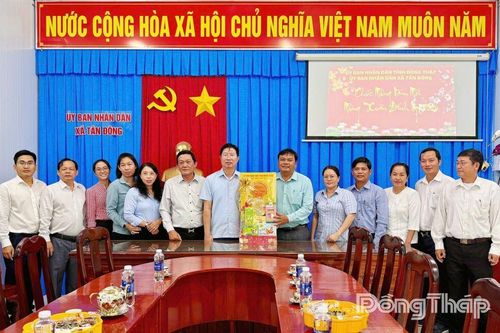 Đồng chí Huỳnh Minh Tuấn thăm, chúc tết Ủy ban nhân dân xã Tân Đông