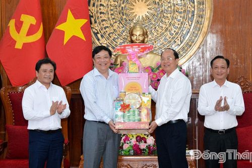 Đoàn công tác Tỉnh ủy Đồng Tháp thăm, chúc Tết Tỉnh ủy Cà Mau