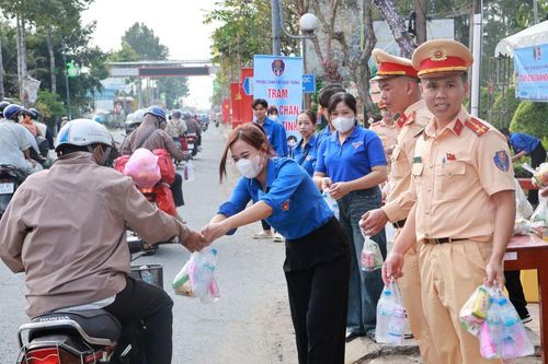 'Trạm dừng chân nghĩa tình' xuân Bính Ngọ tại xã Tháp Mười