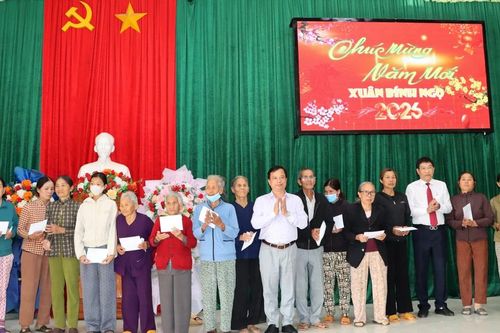 Phó Chủ tịch Thường trực UBND tỉnh Nguyễn Tuấn Thanh thăm, tặng quà Tết tại các địa phương