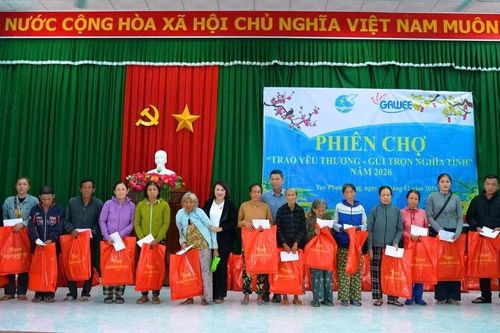 Trao 247 suất quà Tết cho gia đình khó khăn tại xã Tuy Phước Đông
