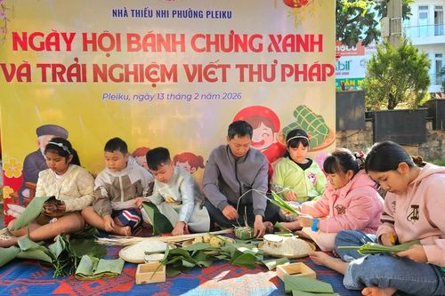 Hơn 200 thiếu nhi Pleiku tham gia Ngày hội 'Bánh chưng xanh' và viết thư pháp
