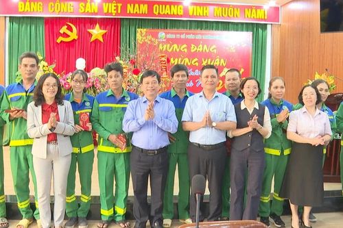 Phó Chủ tịch Thường trực UBND tỉnh Nguyễn Tuấn Thanh thăm, tặng quà Tết tại Công ty CP Môi trường Bình Định