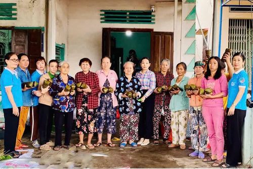 Hội Liên hiệp Phụ nữ xã Cam Lâm tặng 60 bánh chưng, bánh tét cho phụ nữ khó khăn