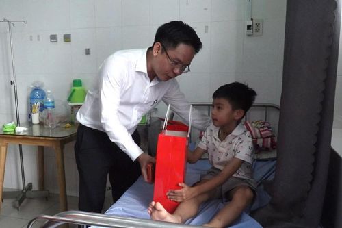 Thăm, tặng quà Tết cho bệnh nhi đang điều trị tại Bệnh viện Đa khoa khu vực Cam Ranh