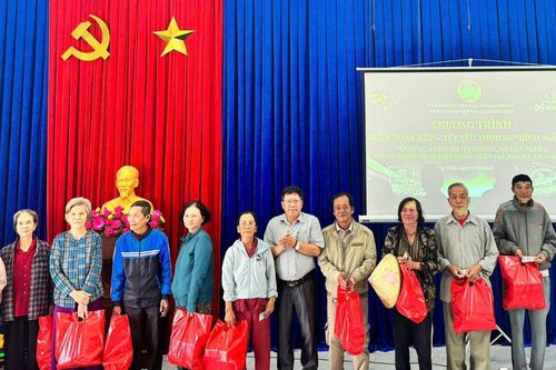 Tặng 300 suất quà Tết cho hộ nghèo, cận nghèo xã Khánh Vĩnh