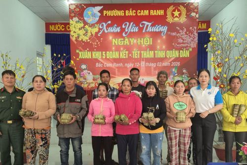 Phường Bắc Cam Ranh tặng 5 suất quà Tết và 100 cặp bánh chưng, bánh tét cho hộ khó khăn