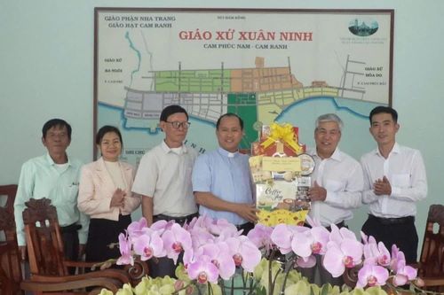 Phường Cam Ranh thăm, tặng quà các cơ sở tôn giáo nhân dịp Tết Nguyên đán