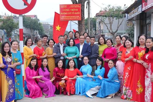 Khánh thành tuyến đường cờ Đảng, cờ Tổ quốc tại phường Cam Đường