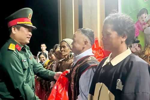 Mang tết đến với đồng bào vùng biên xã Quảng Trực