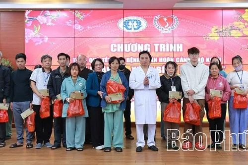 Trao 150 suất quà Tết tặng bệnh nhân có hoàn cảnh khó khăn