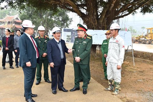 Bí thư Tỉnh ủy Hầu A Lềnh thăm, động viên công nhân thi công dự án cải tạo tuyến đường cách mạng