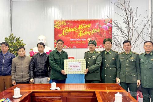 Chính ủy Bộ đội Biên phòng tỉnh thăm, chúc Tết tại xã Sơn Vĩ
