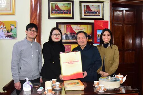 Lãnh đạo Báo và phát thanh, truyền hình Tuyên Quang thăm, chúc Tết các đồng chí nguyên lãnh đạo tỉnh