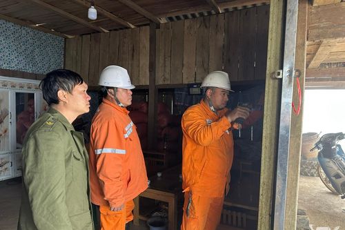 Điện về bản trước thềm năm mới