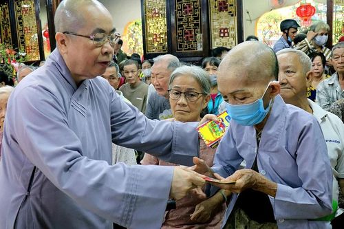 TP.HCM: Chùa Huệ Lâm trao 250 phần quà Tết đến bà con khó khăn