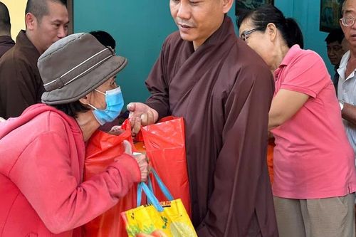 Chùa Đức Lâm trao 300 phần quà Xuân đến bà con phường Bảy Hiền (TP.HCM)