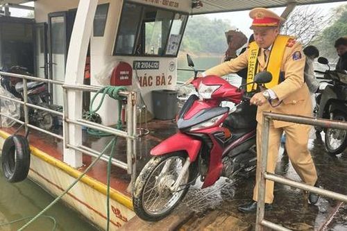 Cảnh sát giao thông Lào Cai đồng hành cùng người dân về quê ăn Tết
