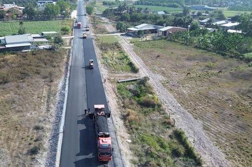 Sôi động công trường đường Hồ Chí Minh đoạn Chơn Thành - Đức Hòa ngày cận Tết