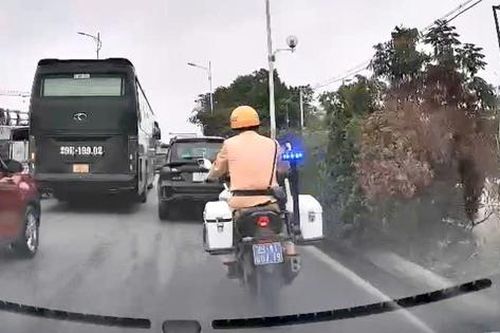 Hà Nội: CSGT mở đường đưa bệnh nhân viêm ruột thừa đi cấp cứu ngày 26 Tết
