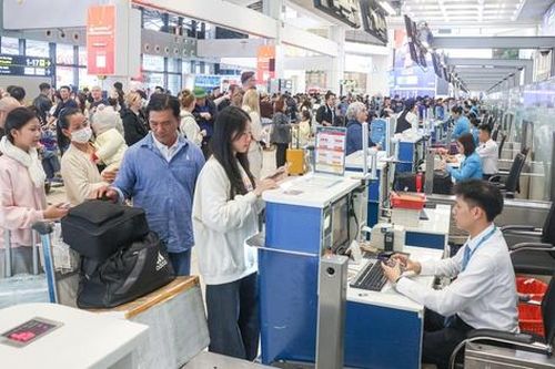 Sân bay Nội Bài chật kín người trong ngày làm việc cuối năm