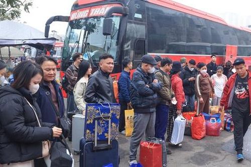 Hà Nội chiều 26 Tết, phố thưa dần… bến xe đông như hội