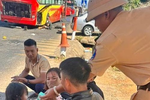 CSGT Quảng Ngãi kịp thời hỗ trợ hành khách khi xe đường dài gặp sự cố