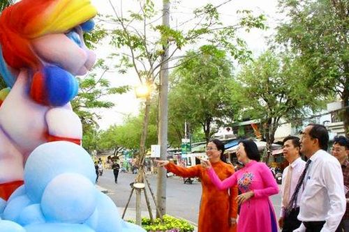 Đường hoa ven sông Đồng Nai rực rỡ sắc Xuân, điểm check-in Tết