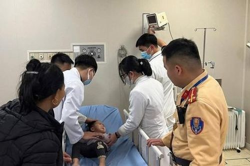 CSGT Lào Cai dùng xe công vụ đưa cháu bé gặp nạn đi cấp cứu kịp thời