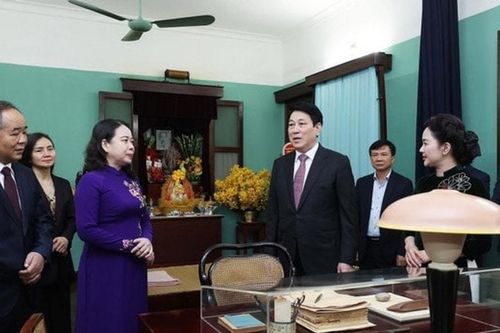 Chủ tịch nước Lương Cường dâng hương tưởng niệm Chủ tịch Hồ Chí Minh