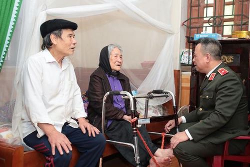 Thăm, tặng quà Mẹ Việt Nam anh hùng Phạm Thị Sự và gia đình liệt sỹ Nguyễn Đăng Khải