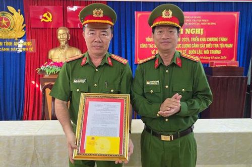Trao thưởng đột xuất 2 tập thể xuất sắc trong đấu tranh phòng, chống tội phạm