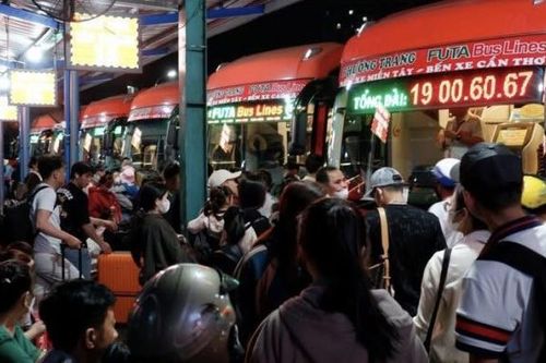 TP Hồ Chí Minh: CSGT tăng cường đảm bảo an toàn cho người dân về quê đón Tết