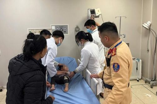 CSGT Lào Cai dùng xe công vụ đưa cháu bé ngã từ tầng 2 nhà sàn đi cấp cứu kịp thời
