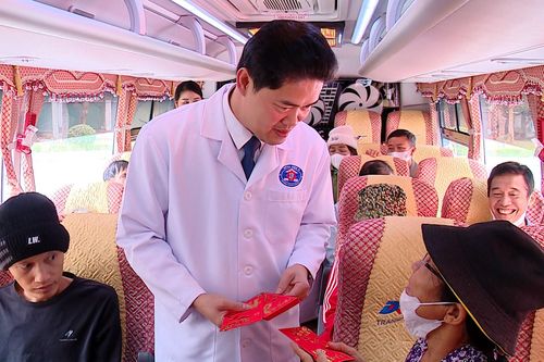 Chuyến xe yêu thương đưa bệnh nhân ung thư về quê ăn Tết