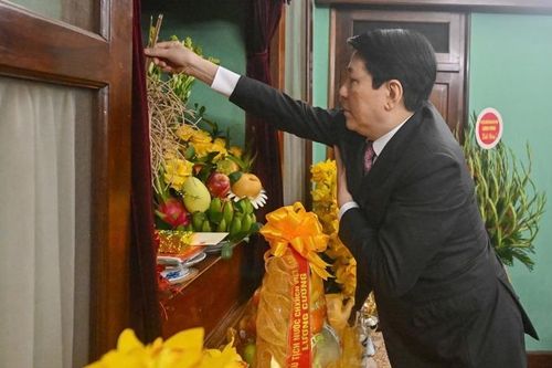 Chủ tịch nước dâng hương tưởng niệm Chủ tịch Hồ Chí Minh tại Nhà 67