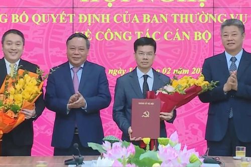 Lãnh đạo thành phố trao quyết định công tác cán bộ