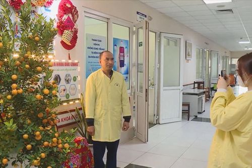 Mang Tết ấm cho người bệnh