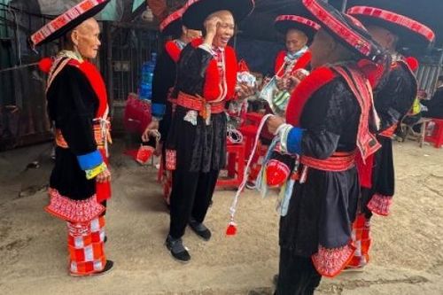 Sắc màu văn hóa Dao đỏ tại phiên chợ xuân