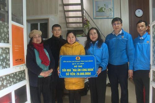 Liên đoàn Lao động tỉnh trao Quỹ 'Mái ấm công đoàn' tại phường Thục Phán