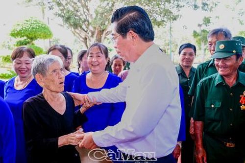 Phó Trưởng ban Nội chính Trung ương Võ Văn Dũng tặng quà Tết gia đình chính sách tại Cà Mau