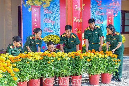 Sắc xuân trong doanh trại