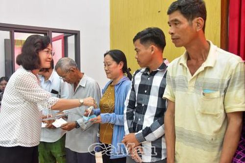 Nguyên Phó Bí thư Thường trực Tỉnh ủy Lê Thị Ái Nam vận động hỗ trợ quà Tết cho bà con