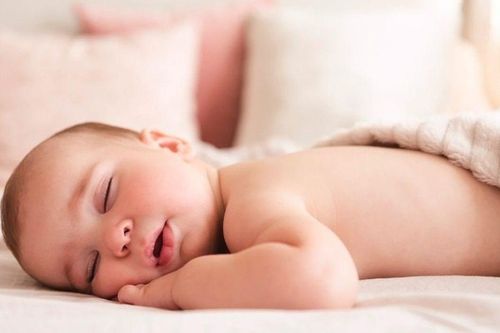 Điện thoại rơi trúng đầu bé 2 tháng tuổi gây chấn thương sọ não