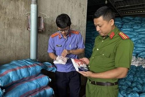 Khởi tố giám đốc sản xuất hàng ngàn tấn muối i-ốt giả bán ra thị trường