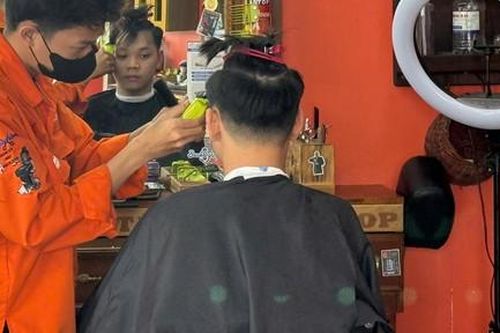 Tiệm cắt tóc, siêu thị đông nghẹt khách những ngày cận Tết