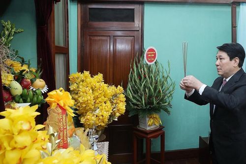 Chủ tịch nước Lương Cường dâng hương tưởng nhớ Chủ tịch Hồ Chí Minh tại Nhà 67